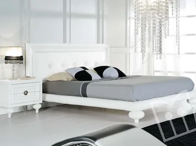 Fixed padded frame bed with 2 squares onions